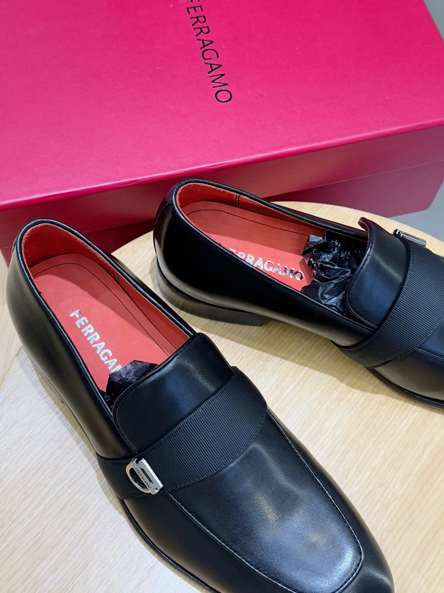 [Ferragam] Top P: 960💰 Size: 39-44 (38. 45.46 can be customized) Ferragamo Gancini buckle moccasins. These men's loafers are exquisite and gorgeous, with shiny patent leather uppers that highlight urban style. The almond-shaped toe adds a stylish touch, with three-dimensional stitching around the upper and contrasting tubular piping for a unique silhouette. The shoes are exquisitely crafted, with grosgrain ribbons and metallic Gancio buckles adding a classic touch, complementing the contrasting red accents. Finished with a slim leather sole. Imported cowhide upper + cowhide lining + genuine leather outsole.